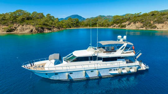 Canados 70 motor yacht with a capacity of 8 people in Gocek region