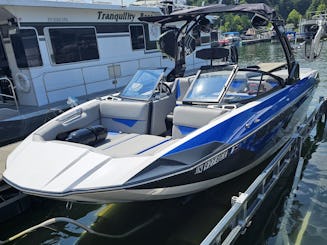 Aventura em Lake Cumberland: surfe, ande de metrô e relaxe em nosso espaçoso barco Moomba de 24 pés 