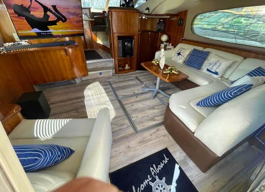 BEAUTIFUL YACHT FOR PRIVATE CELEBRATIONS AT THE BEST PRICE IN MIAMI