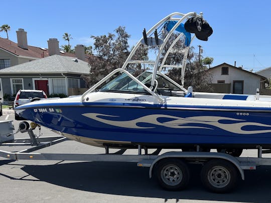 Améliorez vos compétences en wakesurf avec des leçons de Centurion de 22 pieds sous le soleil de San Diego !