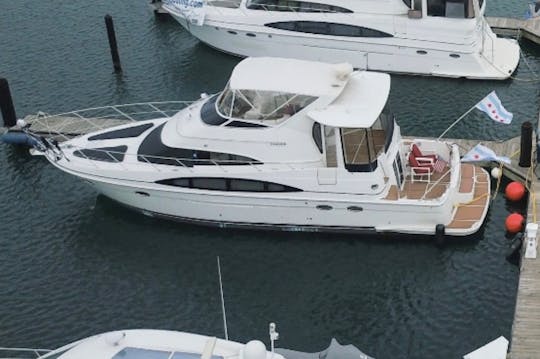 Iate a motor Carver Cockpit de 55 pés para 12 passageiros em Chicago, Illinois 