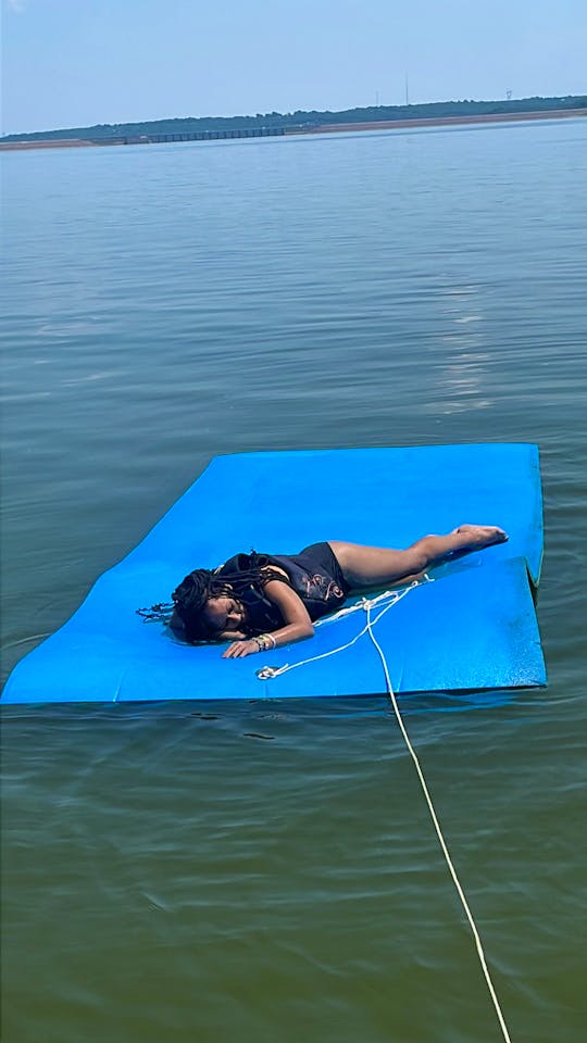 Beautiful 20 ft sun tracker Pontoon Rental on keystone lake!!