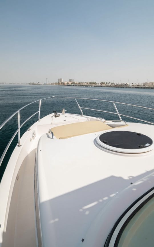 Barco Gulf Craft Silvercraft de 34 pies para viajes en Arabia Saudita