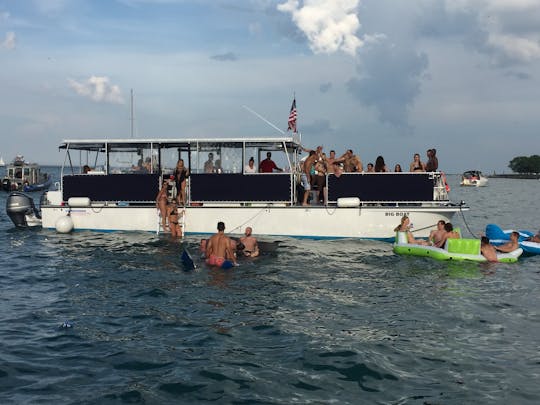 Gran barco para fiestas con capacidad para 24 personas, en Navy Pier Marina