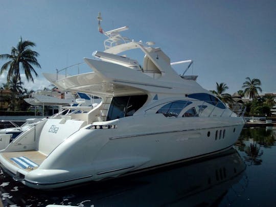 Iate Azimut de 58 pés para cruzeiro em um dia de verão no PV.