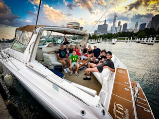 46ft Sea Ray Sundancer Motor Yacht Rental in Chicago, Illinois