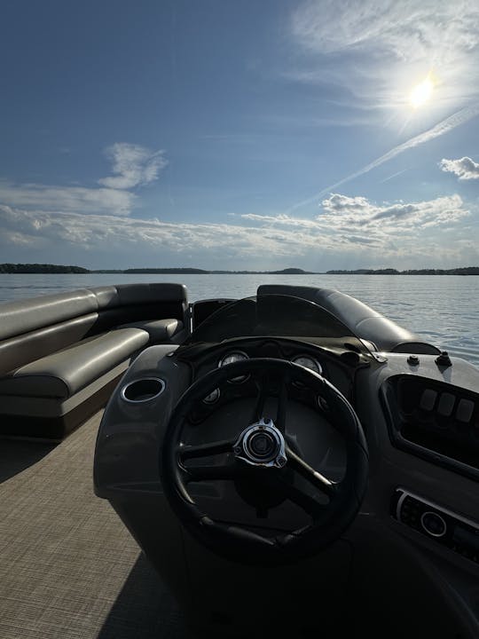 Barco Tritoon de lujo para fiestas en el lago Norman