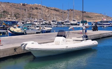 Bateau côtelé Nouva Jolly 700XL pour 11 passagers