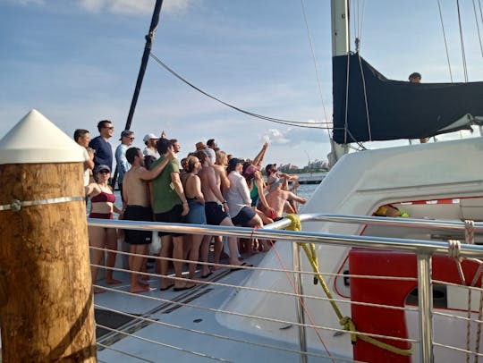 O Catamaran Party Boat, acomodando até 49 convidados, tripulado, 1 capitão+2 tripulantes