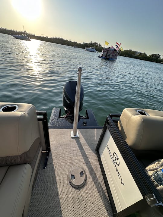 Pontoon THE LUX NOVÍSSIMO para alugar no norte de Miami!