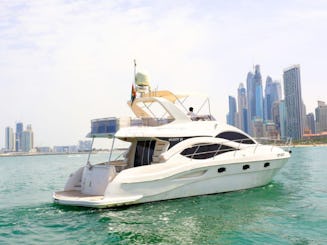 Location d'un yacht spacieux de 55 pieds avec 3 chambres pouvant accueillir jusqu'à 18 personnes dans la marina de Dubaï