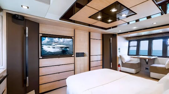 Miami Flybridge 70 Yacht a masterpiece of Italian design—luxury & performance. 