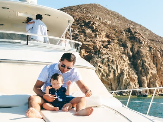 Yate privado en Cabo San Lucas con barra libre y esnórquel