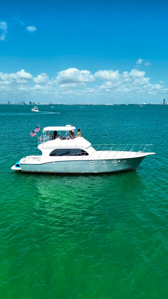 60Footer Hatteras - Explore Miami's Waters in Comfort!