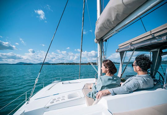 Alójese en un catamarán de vela de 40 pies. Hermosos atardeceres y amaneceres en un ambiente de lujo.