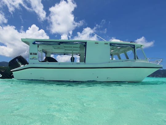 Excursion privée de Mahé à Praslin - La Digue à bord d'un bateau Souris Glass de 30 pieds