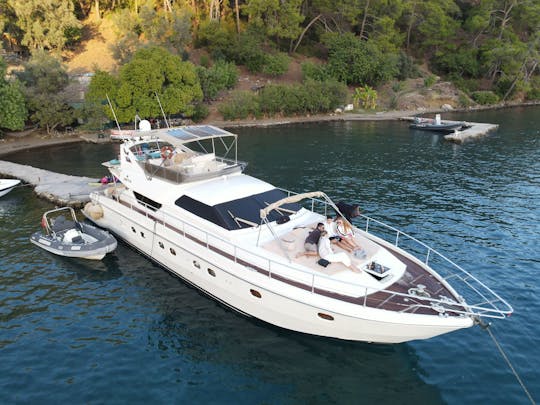 Yacht à moteur Ferretti 60 d'une capacité de 6 personnes à Gocek 