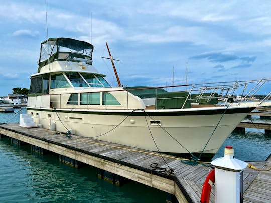 Classic 43ft Hatteras w/Captain Included in Hourly Rate (Chicago)