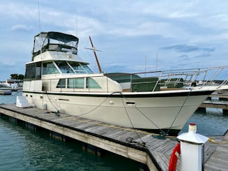 Hatteras clásico de 43 pies con capitán incluido en la tarifa por hora (Chicago)