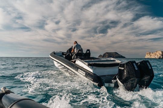 Exploration d'une journée de l'île de Milos à bord du Skipper 4X90 « Navigatus IV »