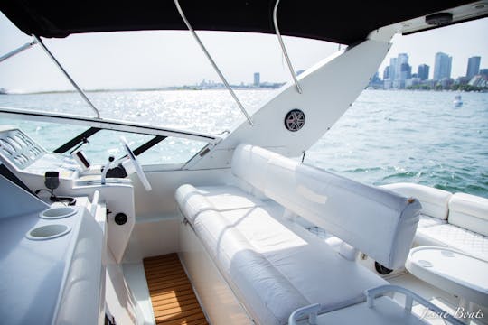 Réservez une journée mémorable sur ce yacht Power Cruiser de 40 pieds pour les fêtes et les occasions