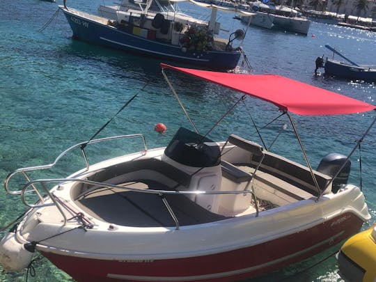 Bateau Marinello avec moteur hors-bord de 60 ch à louer dans la ville de Hvar