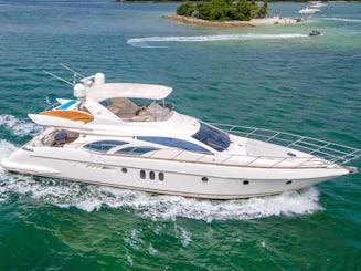 Disfrute de Miami en el lujoso yate a motor Azimut Flybridge de 65 pies