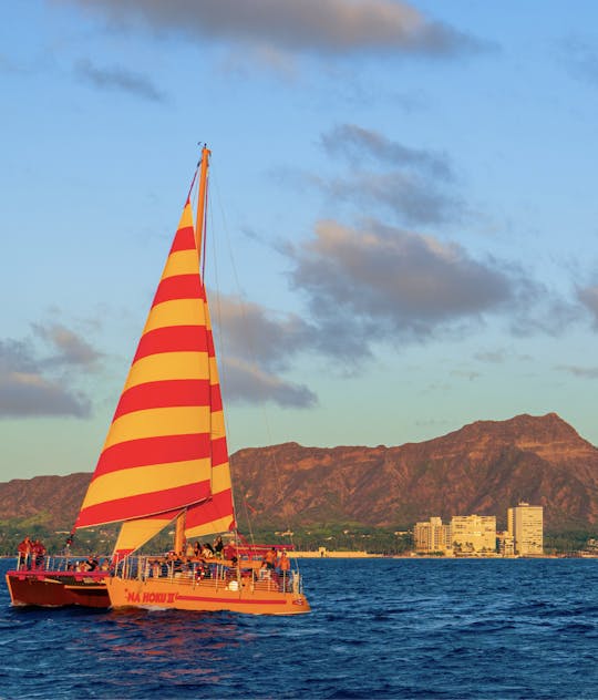 Navegação privada ao pôr do sol em Honolulu saindo do porto de Kewalo