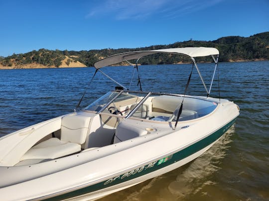 Complètement ravitaillé et en attente dans l'eau au bord du lac Nacimiento (Bayliner Capri)