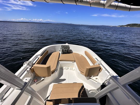 Bateau de pêche à console centrale