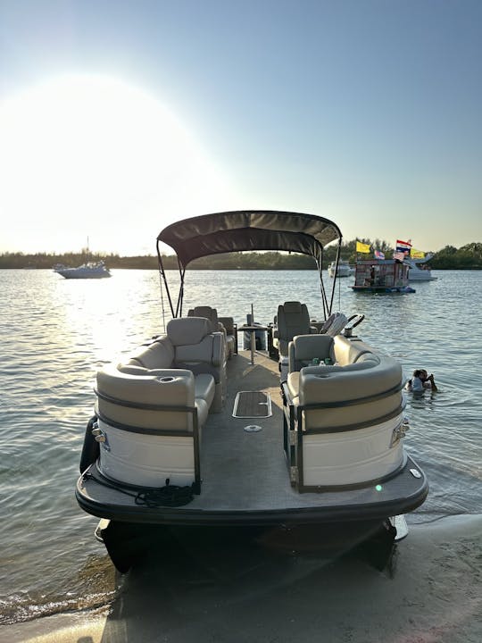 Pontoon THE LUX NOVÍSSIMO para alugar no norte de Miami!