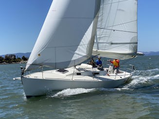 Hermoso velero J/105 en el centro de San Francisco: ¡rápido, divertido y asequible!