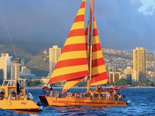 Catamarã privado em Honolulu saindo do porto de Kewalo