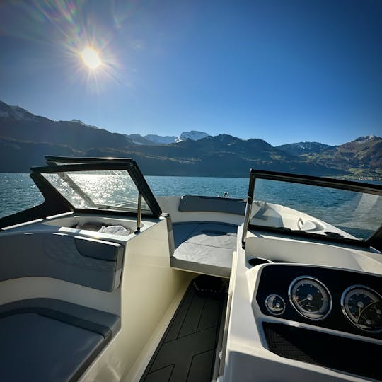 Bateau à moteur avec skipper sur le lac des Quatre-Cantons