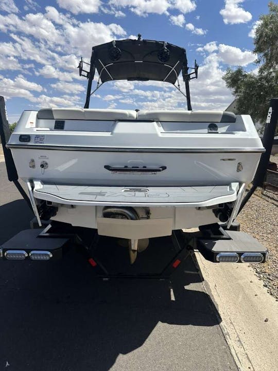 Bote de surf Axis T23 2022 con capacidad para 16 personas en Page, Arizona