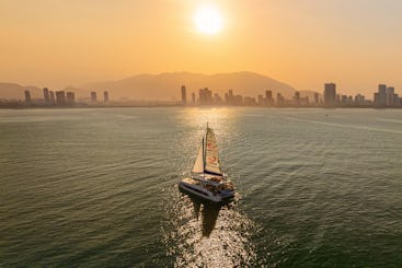 Escapade en bateau au coucher du soleil dans la baie de Nha Trang, Vietnam