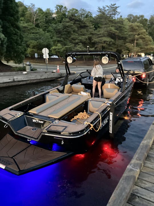 Surf Heyday WT de luxe de 23 pieds - Découvrez des sports nautiques de haute performance avec style