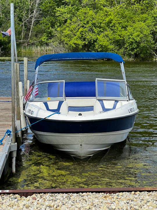 Bayliner 185 for Rent on the Chain O’ Lakes. Captain tours of the Chain O’ Lakes