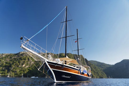Gulet fretado tripulado de seis cabines, capacidade para 12 pessoas  