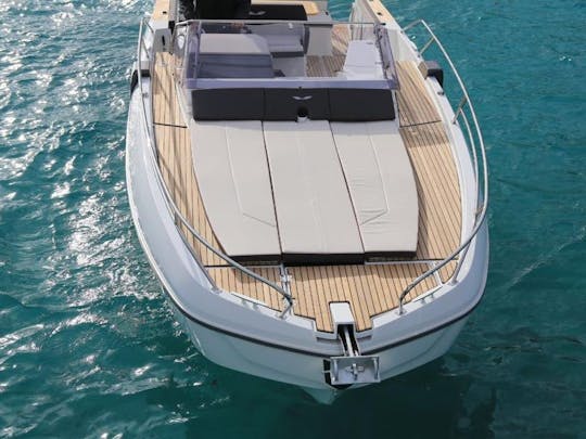 Beneteau Flyer 8.8 with Captain to Explore Dubai Landmarks 