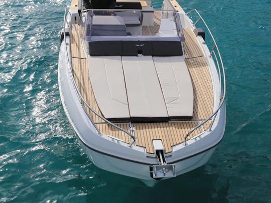 Beneteau Flyer 8.8 avec le capitaine pour explorer les sites touristiques de Dubaï 