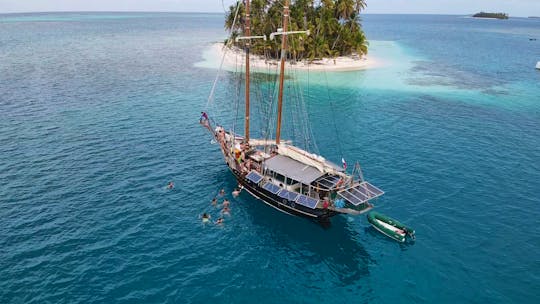 Sailing in San Blas islands on a ancient schooner 