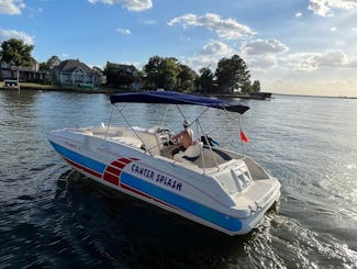Naviguez sur l'eau avec une capitaine qui sait comment faire des vagues