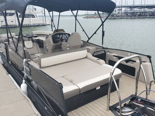 Luxury Pontoon Rental on Lake Lewisville | 70+ 5 Star Reviews