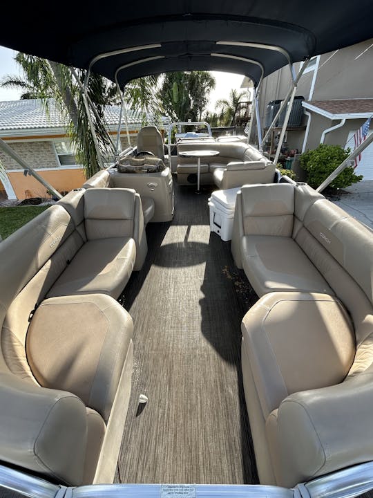 Beautiful Coach 23ft tritoon