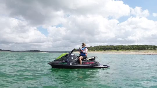 Livingston-Jetski e tubos em seu lago favorito  