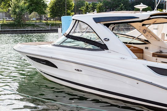 35' Sea Ray SLX Motor Yacht Charter in Chicago