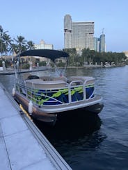 21ft Sun Tracker 20 Party Barge {Catch a Vibe}