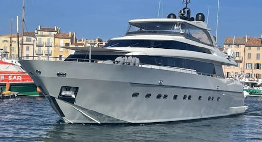 Experimente el epítome del lujo y la elegancia a bordo del yate Sanlorenzo SX88