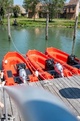 Discover the Lagoon with the unmistakable 40 CV “Little Red Boats” without a license!